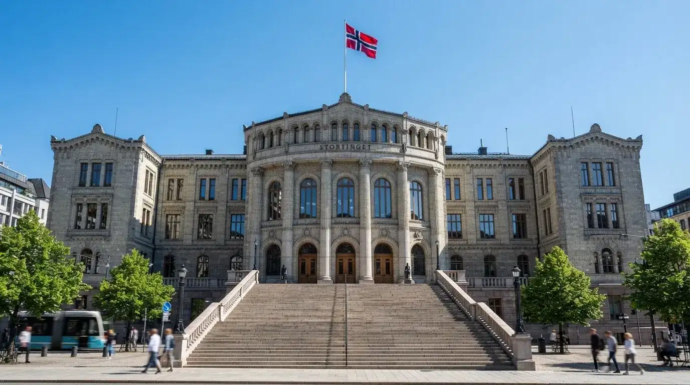 Fasade av en stor offentlig bygning i Oslo med brede trapper og et norsk flagg i vinden under klar himmel