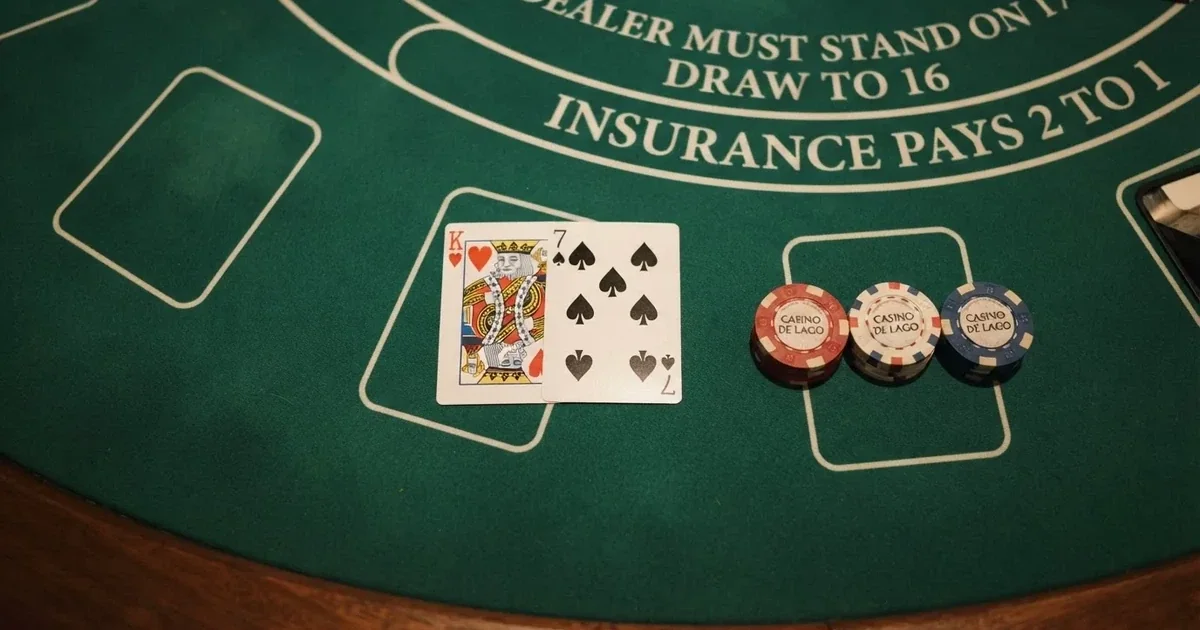 Opplyst spillebord med kort, sett ovenfra — casino slots in norway